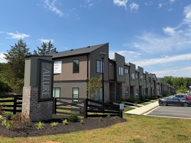 Building Photo - The Allure Townhomes Newer Rustburg Community
