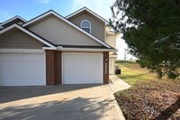 Building Photo - 3 Bedroom, 2.5 bath Townhome with 1 car garage!