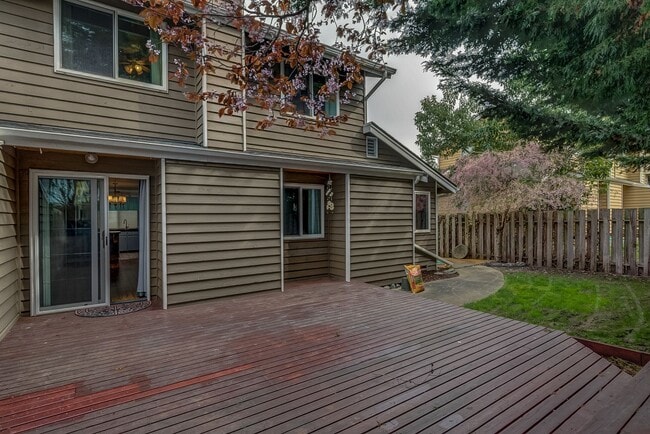 Building Photo - 3 Bedroom, 2 Bath Spacious Townhome with F...