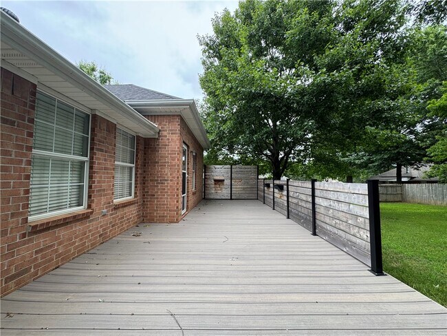Building Photo - 4905 Hawthorne Way