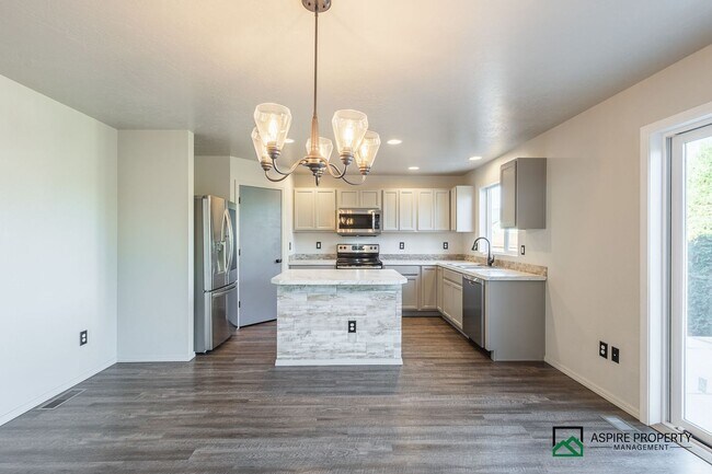 Building Photo - 4 Bed 2 Bath home for rent