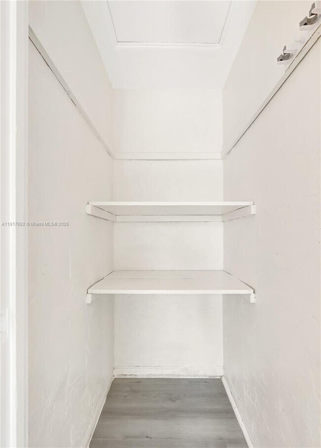 Building Photo - 711 SW 21st Ave