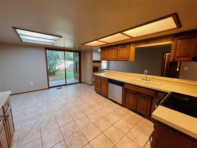 Building Photo - 213 Woodbridge Cir