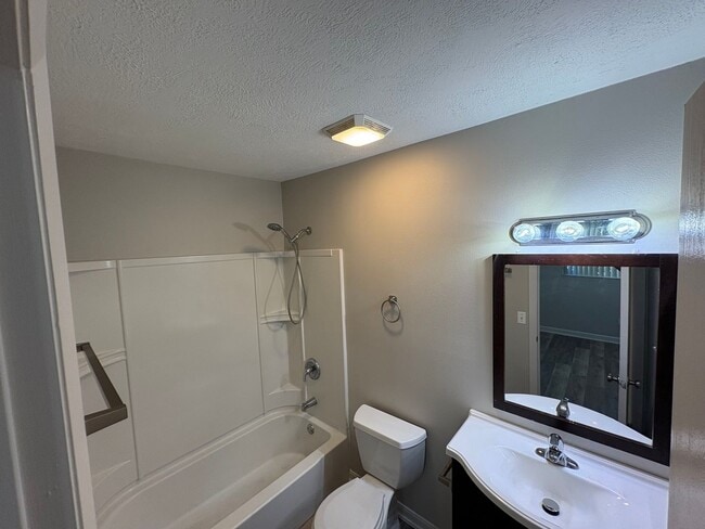 Building Photo - 3/2 Condo - Fully Renovated and Near Downt...