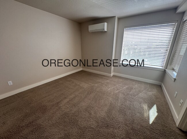 Building Photo - 2 bedroom 2.5 bath townhouse in Cal Young Area