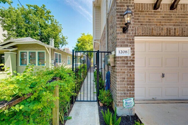 Building Photo - 1208 Peden St