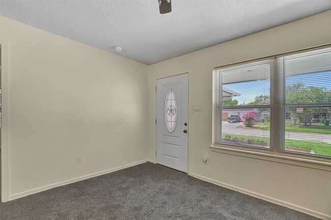 Building Photo - 2505 Dewberry Ln
