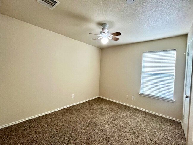 Building Photo - Large 3/2.5 ~ Conveniently located to JBSA Lackland and JBSA Kelly Field Annex ~ Move in Ready!