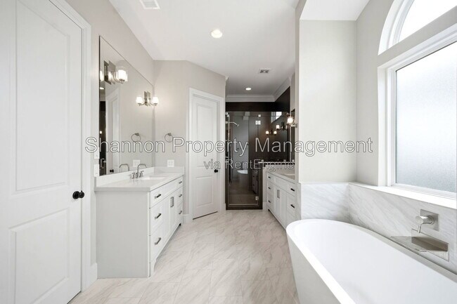 Building Photo - 1204 W 16th St