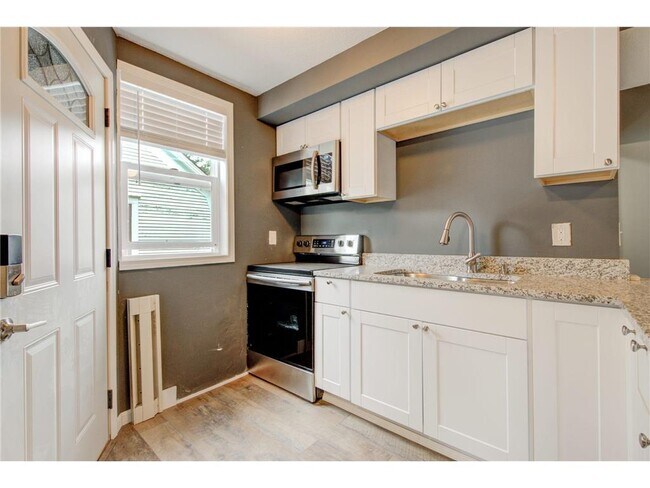 Building Photo - 1 Bedroom 1 Bath plus Den/Home Office Blocks from Bde Maka Ska