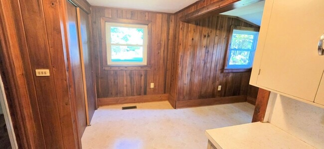 Building Photo - Beautifully Maintained Farm House