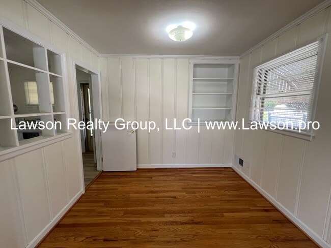 Building Photo - Pristine Brick Ranch with Covered Back Patio!