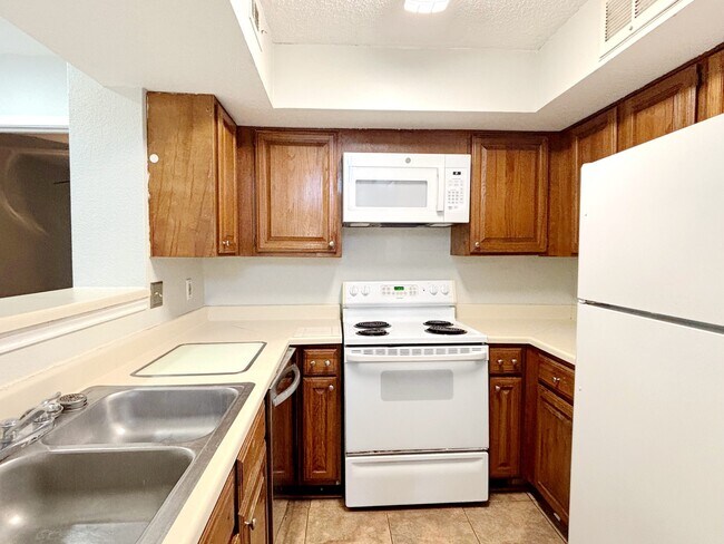 Building Photo - 10855 Meadowglen Ln