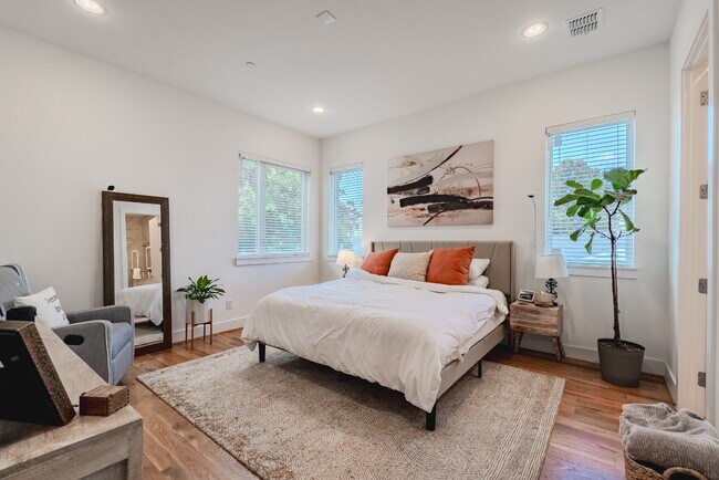 Building Photo - 3 Bed 3 Bath Townhome - Gated Community & Downtown Views! Lower Greenville area