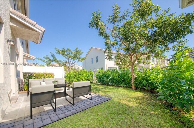 Building Photo - 925 Banyan Dr