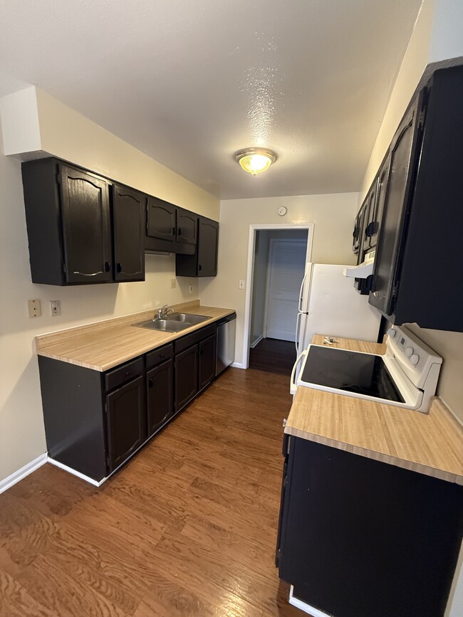 Building Photo - Lindenwood 4 Unit