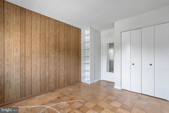 Building Photo - 8032 Lakecrest Dr