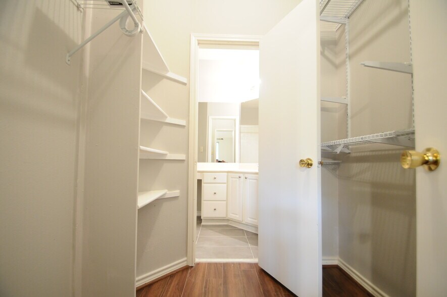 Building Photo - 3903 Penderview Dr