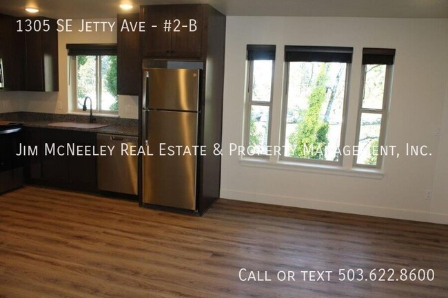 Building Photo - Upper level 2 bed/ 1 bath w/ 1 Assigned Pa...