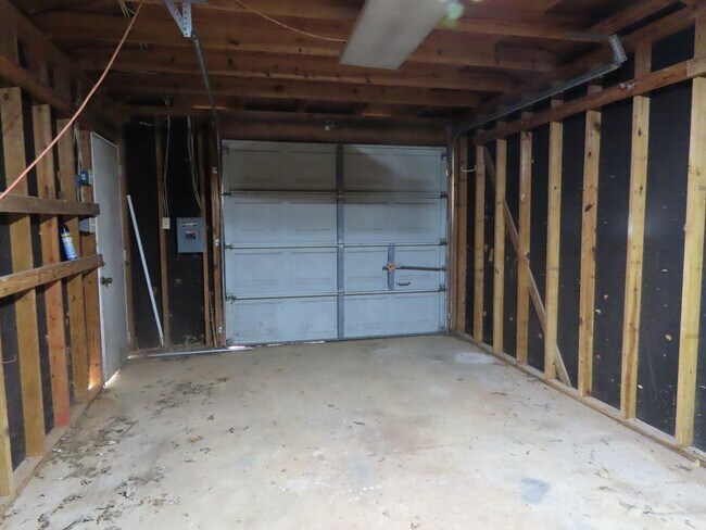 Building Photo - Spacious 4-Bedroom Home in Whitehouse ISD – Pet-Friendly with Large Fenced Yard! Bonus: Lawncare ...