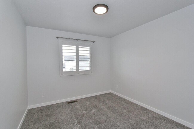 Building Photo - 6587 S Memory Wy