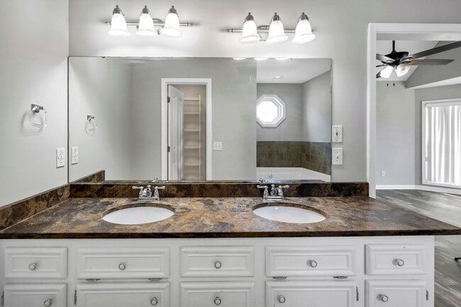 Building Photo - Refined 3-Bedroom Home with New LVP Flooring in Prime West Columbia Location!