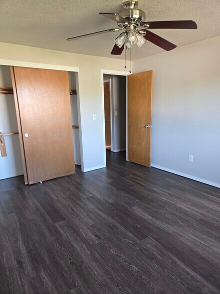 Building Photo - 680 NE Country Club Ave