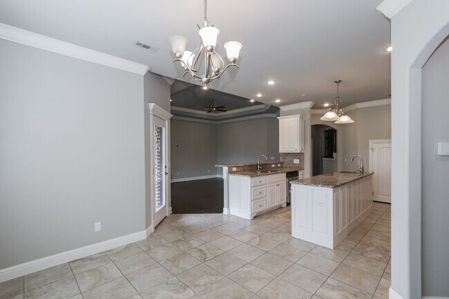 Building Photo - Gorgeous 3 bed/3 bath home in great Bentonville neighborhood