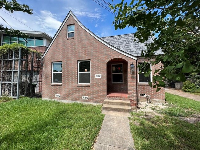 Primary Photo - 2420 White Oak Dr