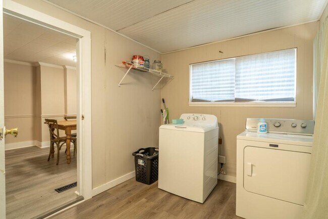 Building Photo - 703 W 2nd Ave