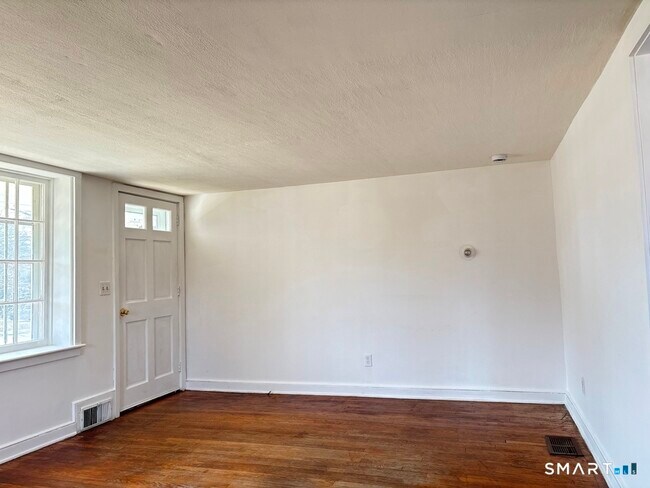 Building Photo - 107 N Main St