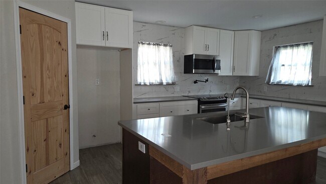 Building Photo - 1600 Southern Oaks Dr