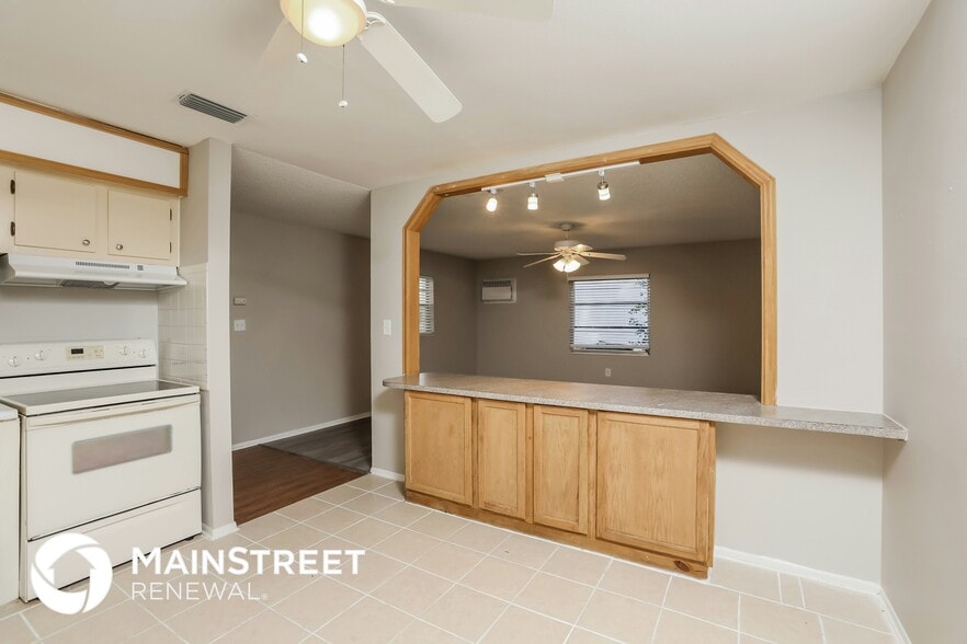 Building Photo - 818 Wedgewood Dr