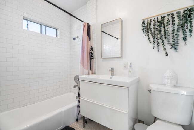 Building Photo - Beautiful 1B/1BA Upstairs Furnished Apt in...