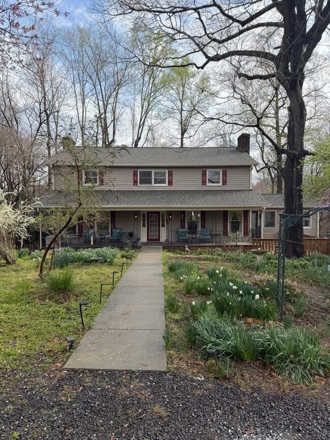 Front Large Front Porch - 1565 S Peace Haven Rd
