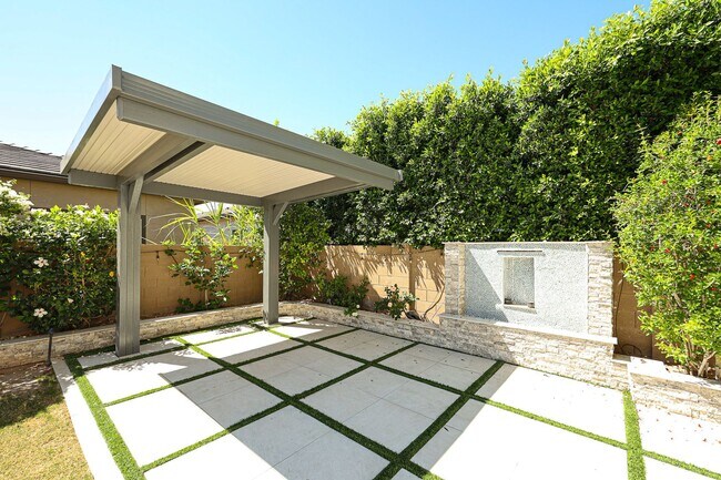 Building Photo - Beautiful 5bedrooms-2Baths Modern Style Home!