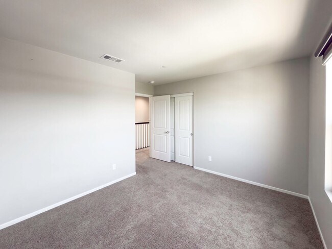Building Photo - Beautiful 2 Story 5 Bedroom SOLAR Home + L...