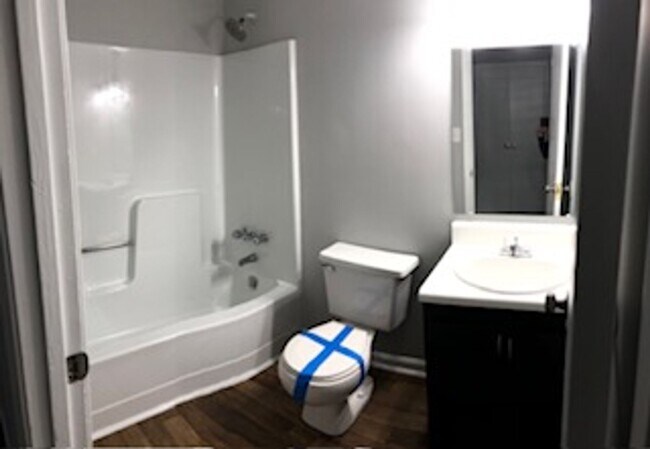 Building Photo - ONE MONTH FREE RENT! Newly Remodeled 2Bed/...