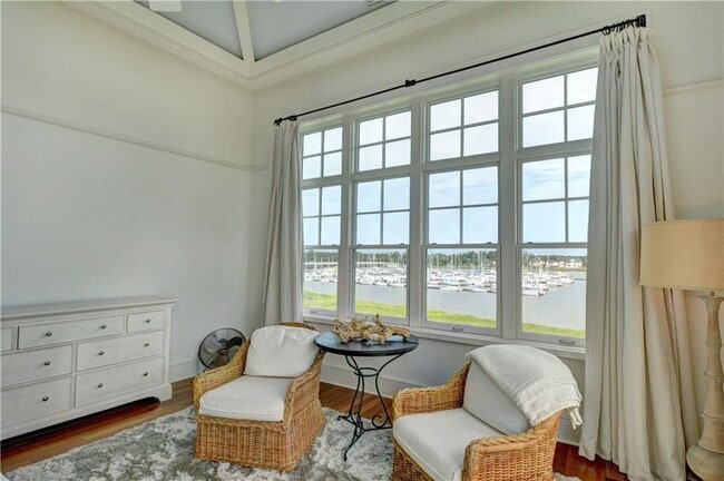 Building Photo - 10 Marina Dr