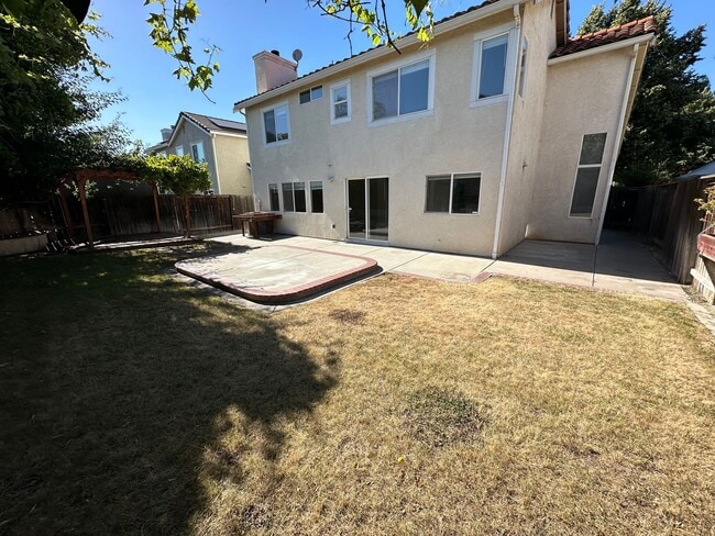 Building Photo - Beautiful 4 Bedroom, 2.5 Bath Tracy Home