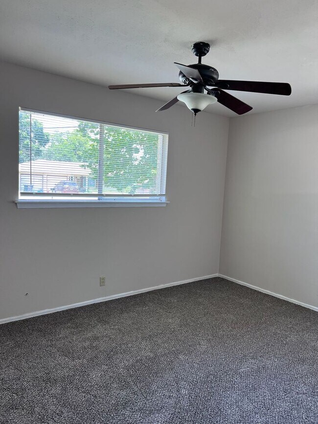 Building Photo - 1217 Briarwood Dr