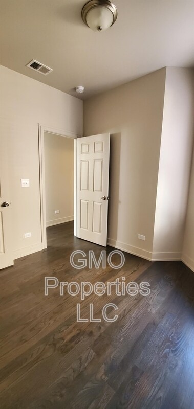 Building Photo - 822 S Karlov Ave