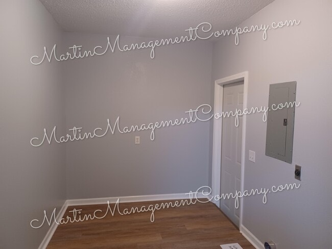 Building Photo - 109 E Clay St