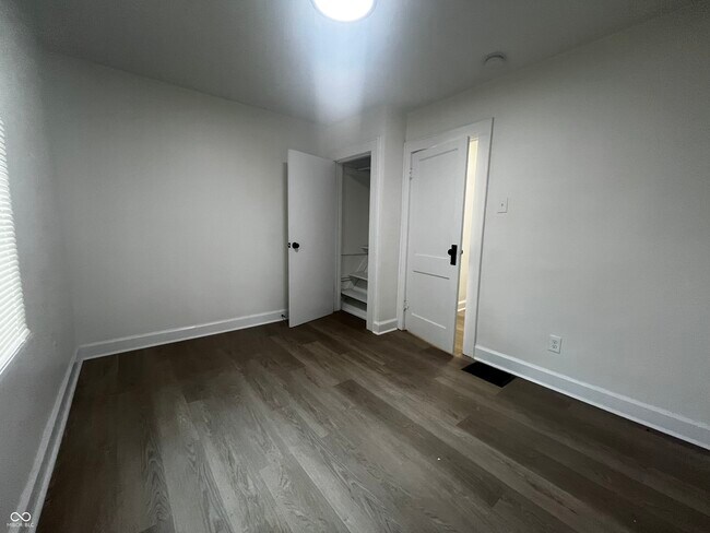 Building Photo - 1504 N Gladstone Ave
