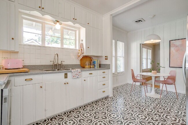 Building Photo - Beautifully Updated 3 Bedroom Home in the Heart of TCU