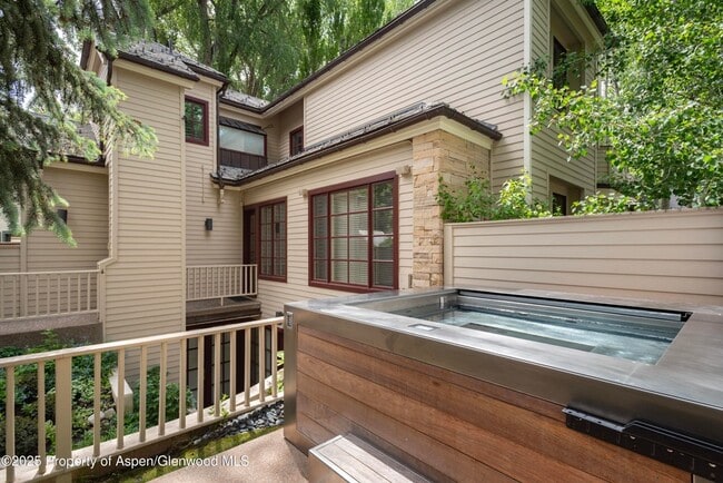 Building Photo - 504 N 8th St