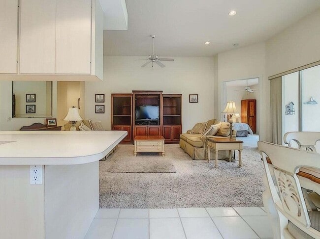 Building Photo - 8533 SE Palm Hammock Ln