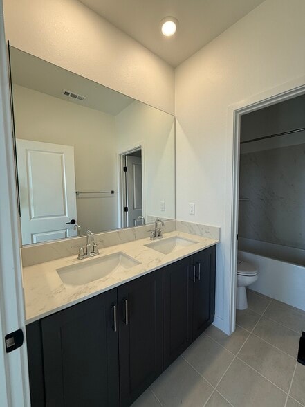 Building Photo - 424 Bunsen St