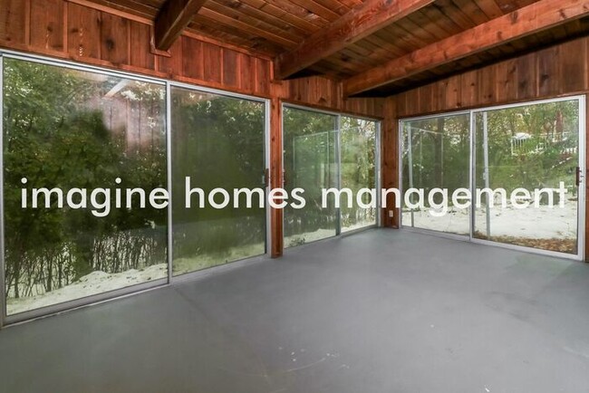 Building Photo - Large 4 Bedroom Single Family Home in Minn...