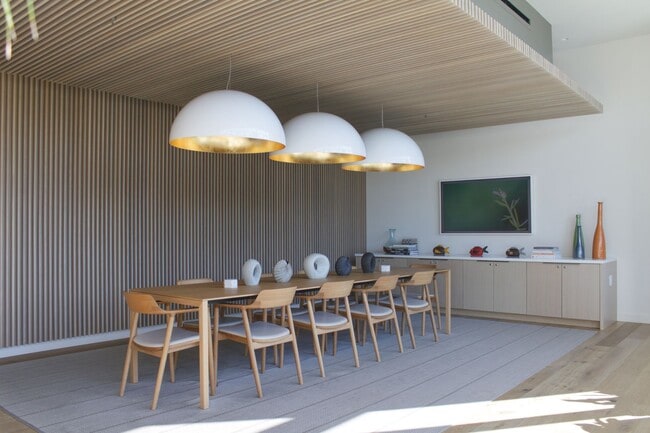 Building Photo - Central AC. Two Swimming Pools. Ocean view. (RRLLC)